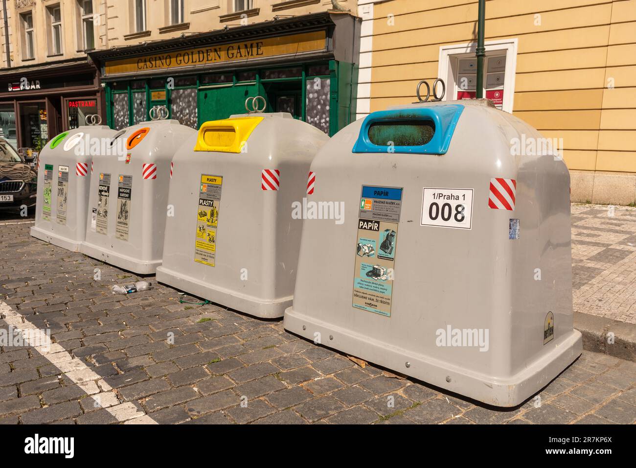 PRAG, TSCHECHISCHE REPUBLIK, EUROPA - Abfallbehälter auf der Straße in der Altstadt, Na Perstyne, Stare Mesto. Stockfoto