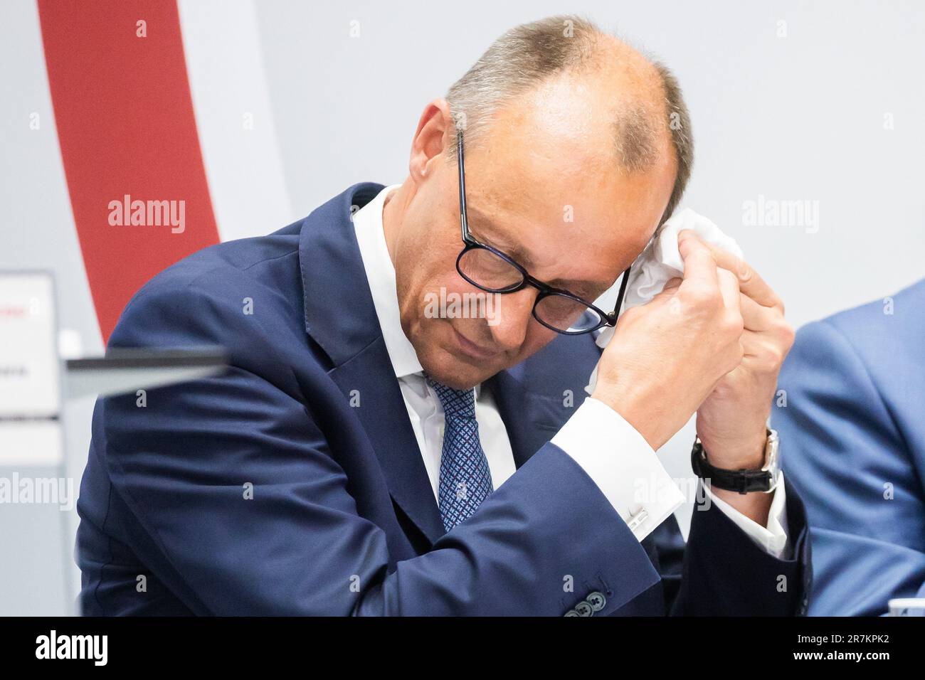 Berlin, Deutschland. 16. Juni 2023. Friedrich Merz, CDU-Bundesvorsitzender, wischte sich den Schweiß von den Stirn, nachdem er vor dem CDU-Bundeskomitee im Konrad-Adenauer-Haus gesprochen hatte. Bei der Kleinparteikonferenz wird von den 158 Delegierten erwartet, dass sie unter anderem über zwei Schlüsselanträge des föderalen Exekutivkomitees entscheiden, und der grundlegende Programmprozess der Partei wird wahrscheinlich ebenfalls ein Thema sein. Kredit: Christoph Soeder/dpa/Alamy Live News Stockfoto