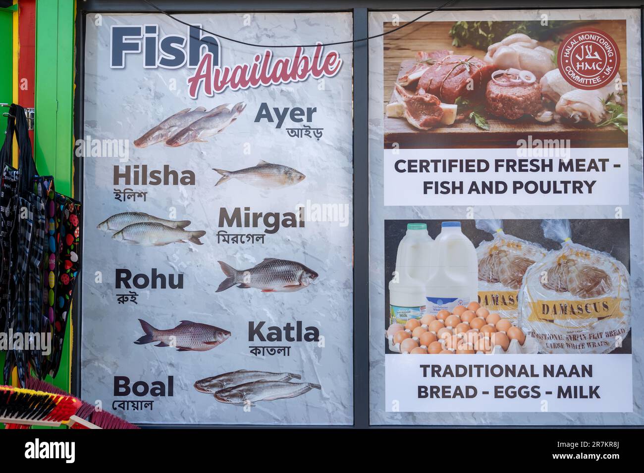 Ein Schild vor einem Geschäft zeigt die verfügbaren Fische - Ayer, Hilsha, Mirgal, Rohu, Katla und Boal, Ebenso wie Halalfleisch. Newcastle upon Tyne, Großbritannien. Stockfoto