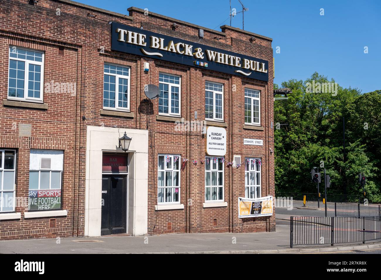 The Black and White Bull Pub, beliebt bei Fußballfans am Spieltag in Newcastle upon Tyne, Großbritannien. Stockfoto