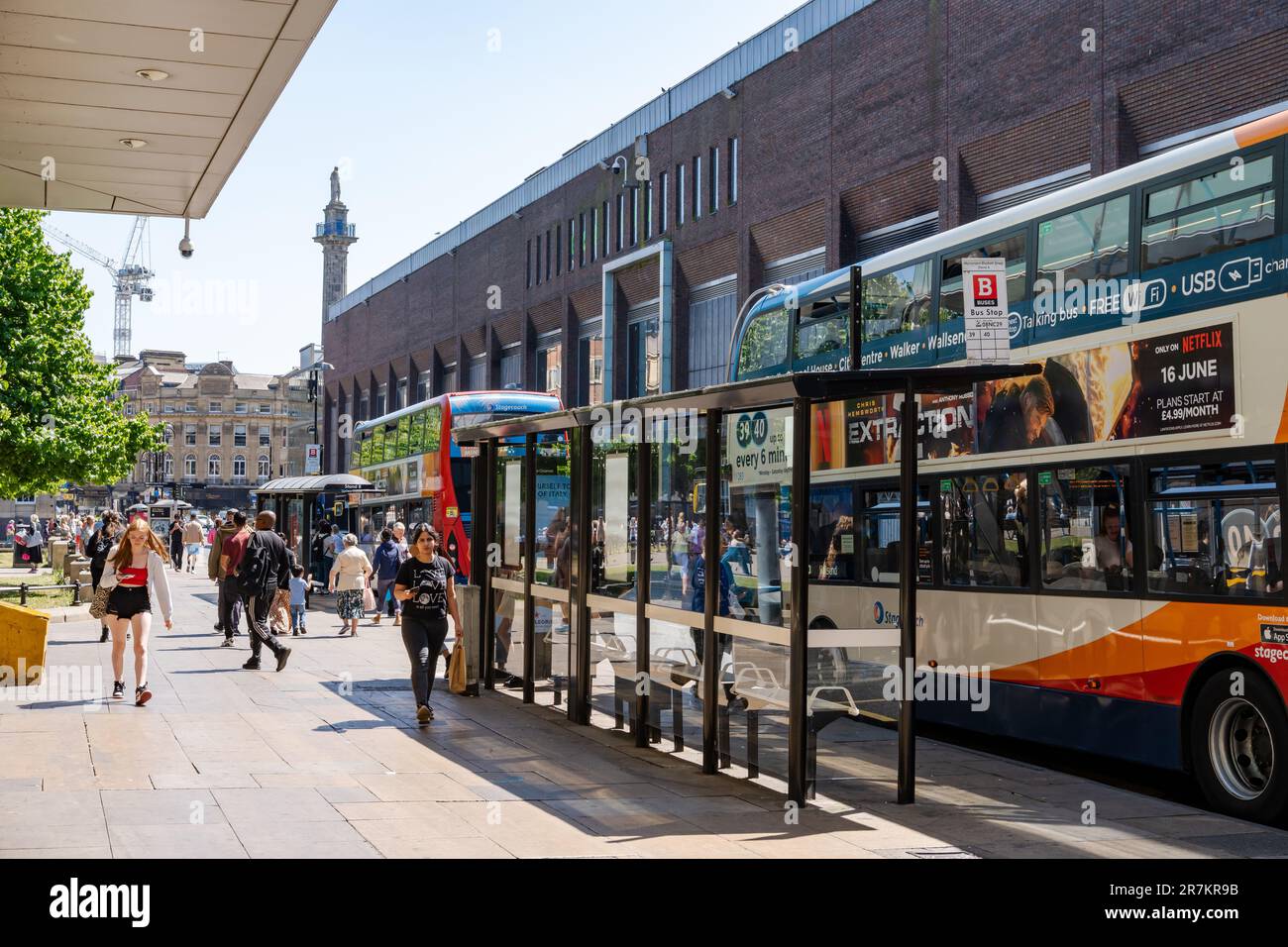 Busse im Stadtzentrum von Newcastle upon Tyne, Großbritannien. Konzept der Busfahrt und des öffentlichen Nahverkehrs. Stockfoto