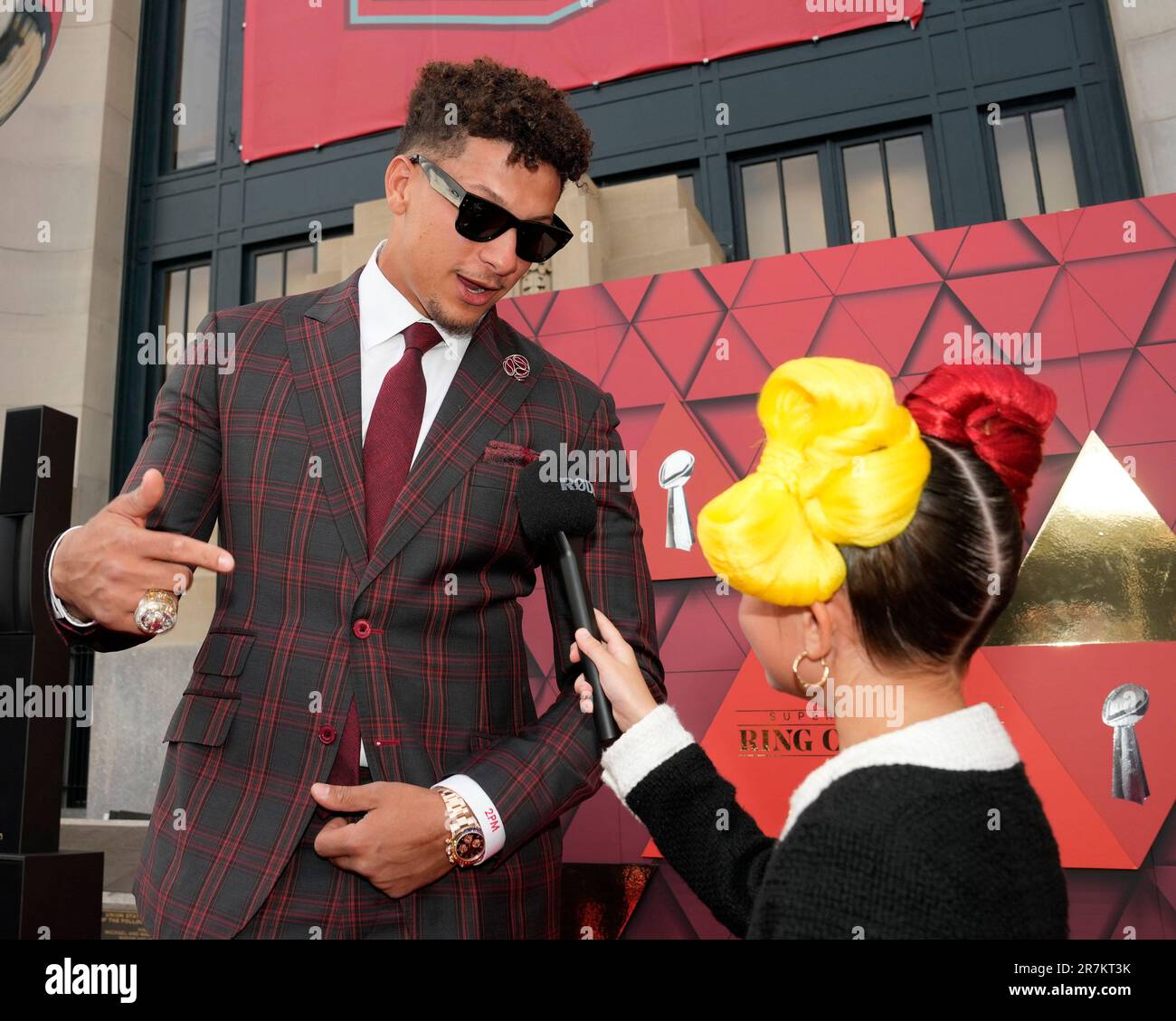 Kansas City, Missouri, USA. 15. Juni 2023. Patrick Mahomes beantwortet eine Frage von Taylor Biggs auf dem roten Teppich bei der Zeremonie des Chief's Super Bowl Ring an der Union Station in Kansas City, Missouri. Jon Robichaud/CSM(Kreditbild: © Jon Robichaud/Cal Sport Media). Kredit: csm/Alamy Live News Stockfoto