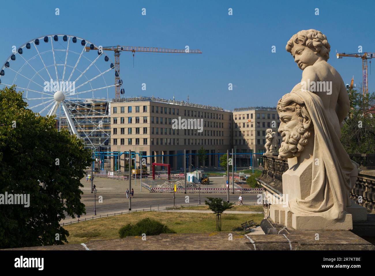 Eine Putto-Statue des Zwinger überblickt einen modernen Teil der Stadt Dresden Stockfoto