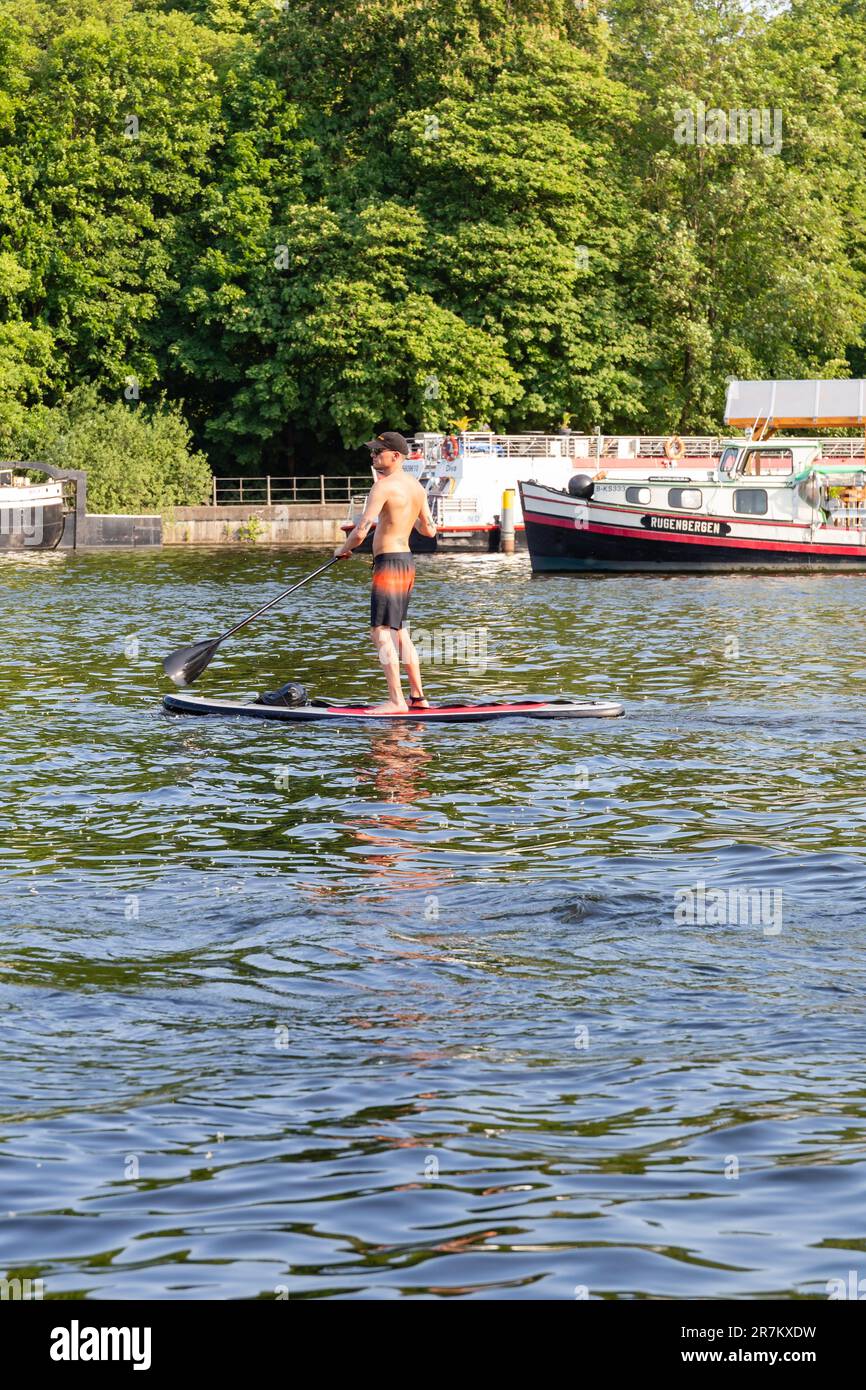 BerlinTreptow, Deutschland 9. Juni 2023, junger Mann paddelt auf