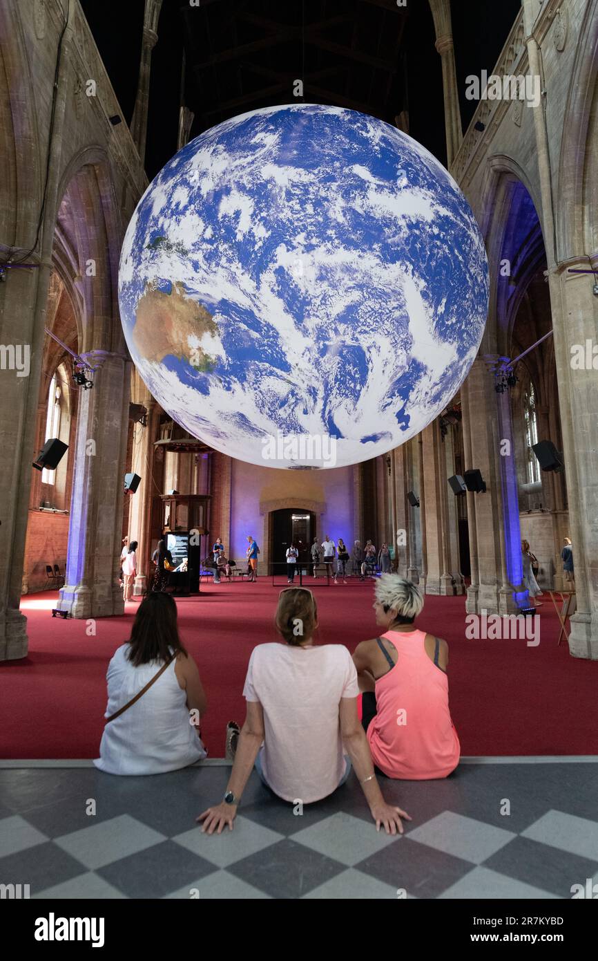 London, Großbritannien. 16. Juni 2023. Eröffnungstag von Luke Jerrams „Gaia“-Installation, die von der Decke des Landmark Arts Centre, einer atemberaubenden ehemaligen Kirche, hängt. Die drehbare Gaia mit einem Durchmesser von sieben Metern bietet hochauflösende NASA-Bilder der Erdoberfläche, und das Stück wird von Sound des BAFTA-preisgekrönten Komponisten Dan Jones begleitet. Kredit: Ron Fassbender/Alamy Live News Stockfoto