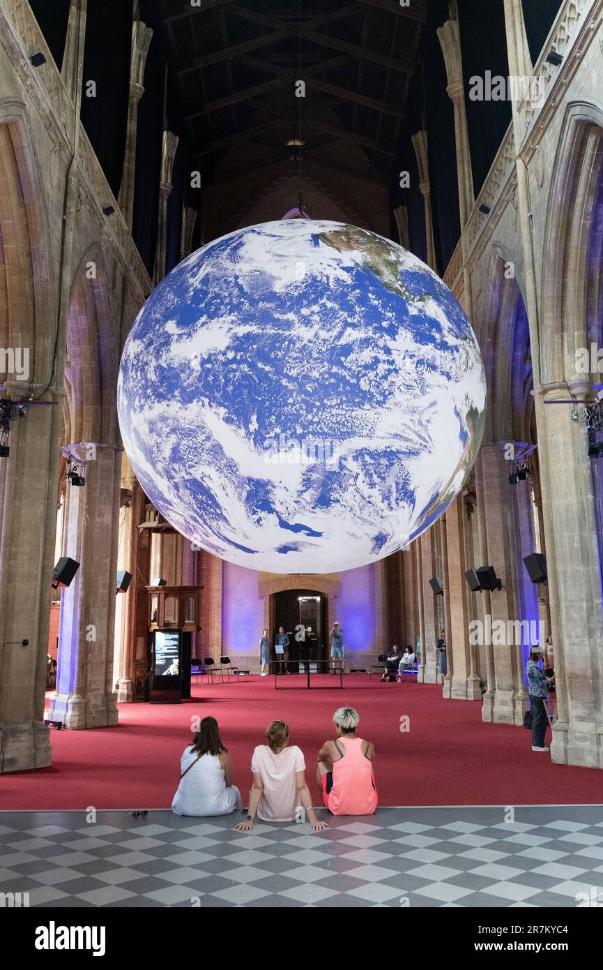 London, Großbritannien. 16. Juni 2023. Eröffnungstag von Luke Jerrams „Gaia“-Installation, die von der Decke des Landmark Arts Centre, einer atemberaubenden ehemaligen Kirche, hängt. Die drehbare Gaia mit einem Durchmesser von sieben Metern bietet hochauflösende NASA-Bilder der Erdoberfläche, und das Stück wird von Sound des BAFTA-preisgekrönten Komponisten Dan Jones begleitet. Kredit: Ron Fassbender/Alamy Live News Stockfoto