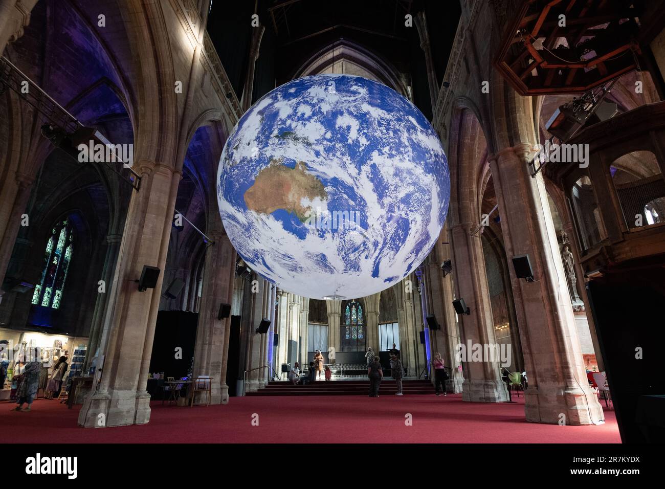 London, Großbritannien. 16. Juni 2023. Eröffnungstag von Luke Jerrams „Gaia“-Installation, die von der Decke des Landmark Arts Centre, einer atemberaubenden ehemaligen Kirche, hängt. Die drehbare Gaia mit einem Durchmesser von sieben Metern bietet hochauflösende NASA-Bilder der Erdoberfläche, und das Stück wird von Sound des BAFTA-preisgekrönten Komponisten Dan Jones begleitet. Kredit: Ron Fassbender/Alamy Live News Stockfoto