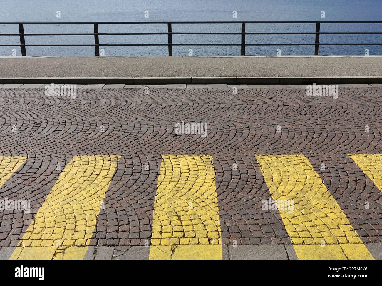 Fußgängerüberquerung auf Kopfsteinpflasterstraße und Bürgersteig entlang der Uferpromenade, Como, Italien Stockfoto