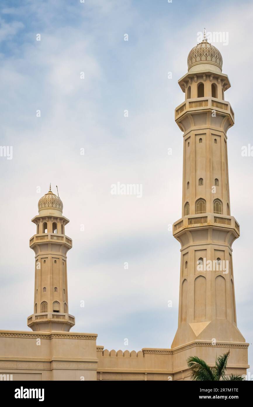 Minarette der Sultan-Qaboos-Moschee in Salalah, Gouvernement Dhofar, Oman. Stockfoto