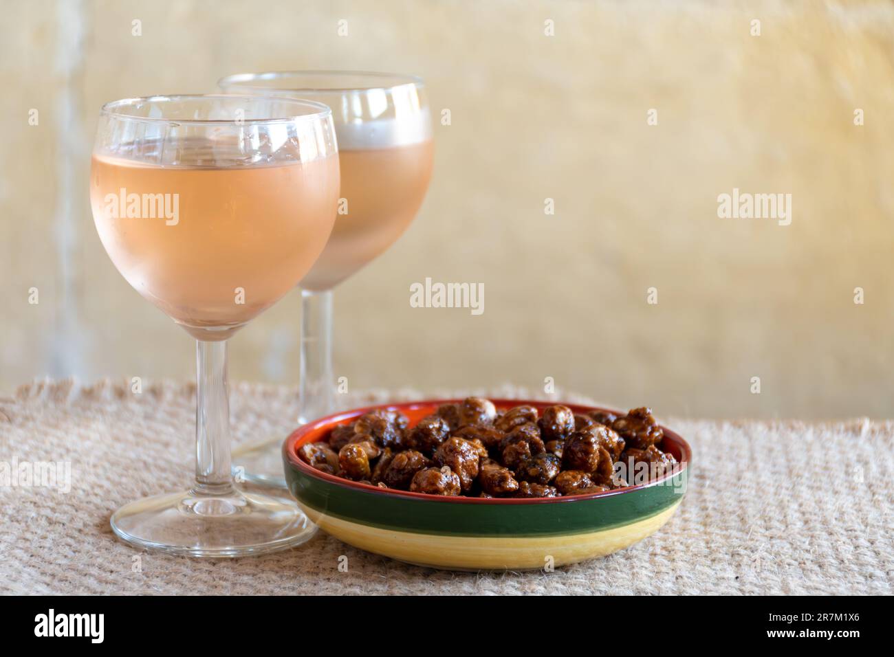 Kalter, trockener französischer Rosenwein aus der Provence in Glas ...