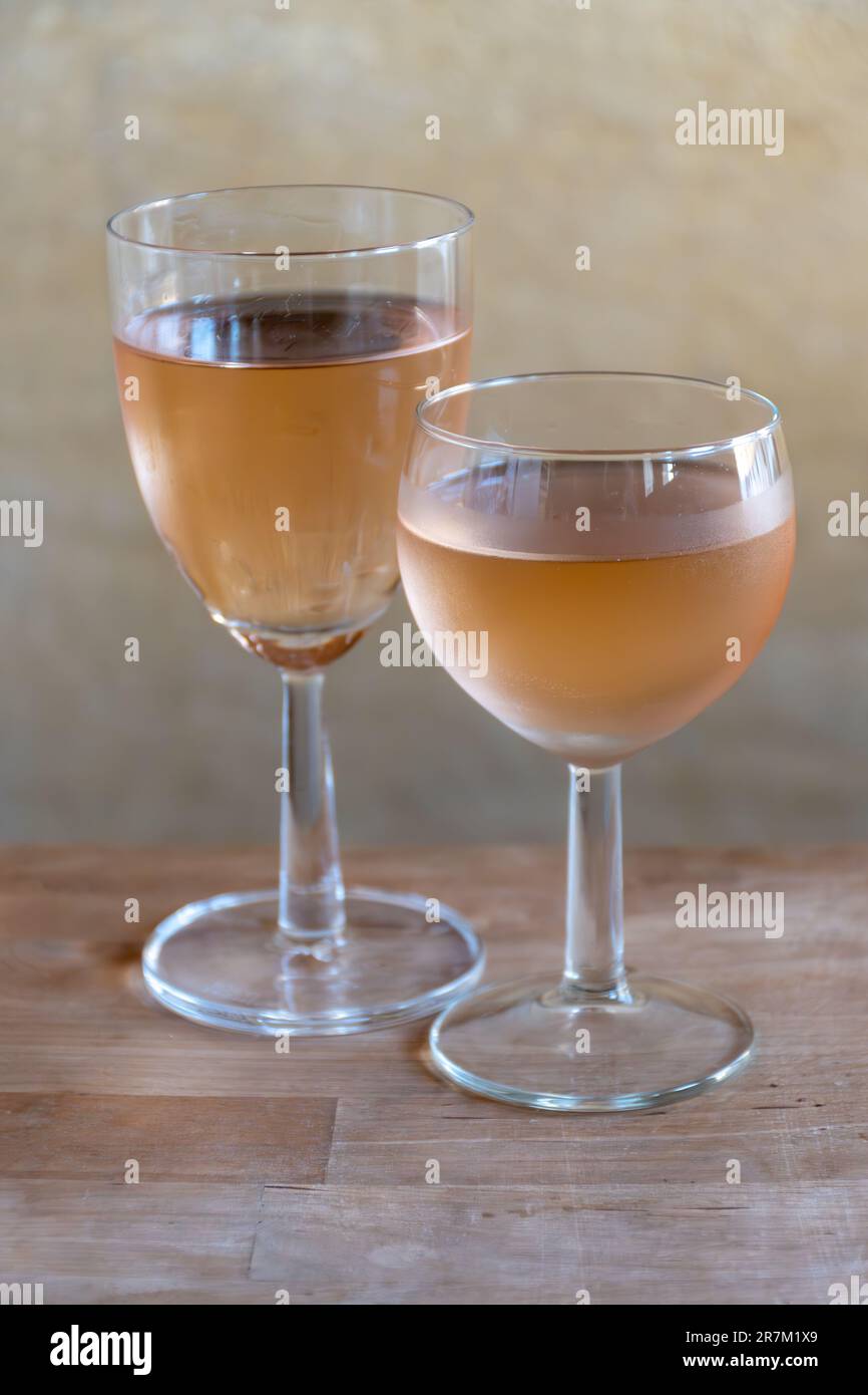 Kalter französischer Rosenwein aus der Provence in Glas serviert zum Mittagessen im Restaurant aus der Nähe Stockfoto