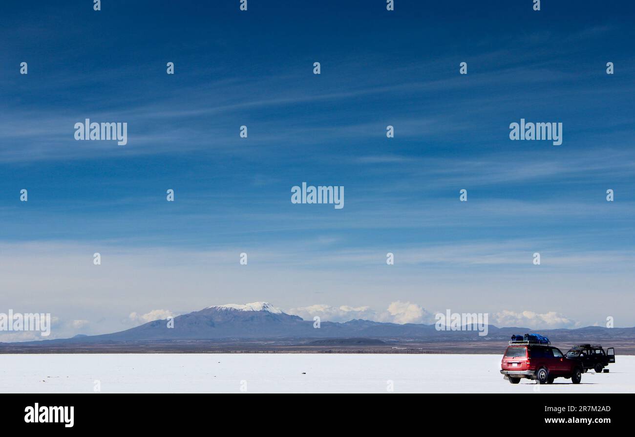 Roter Jeep in der Mitte des Salar de Uyuni, bolivianisches Hochland Stockfoto