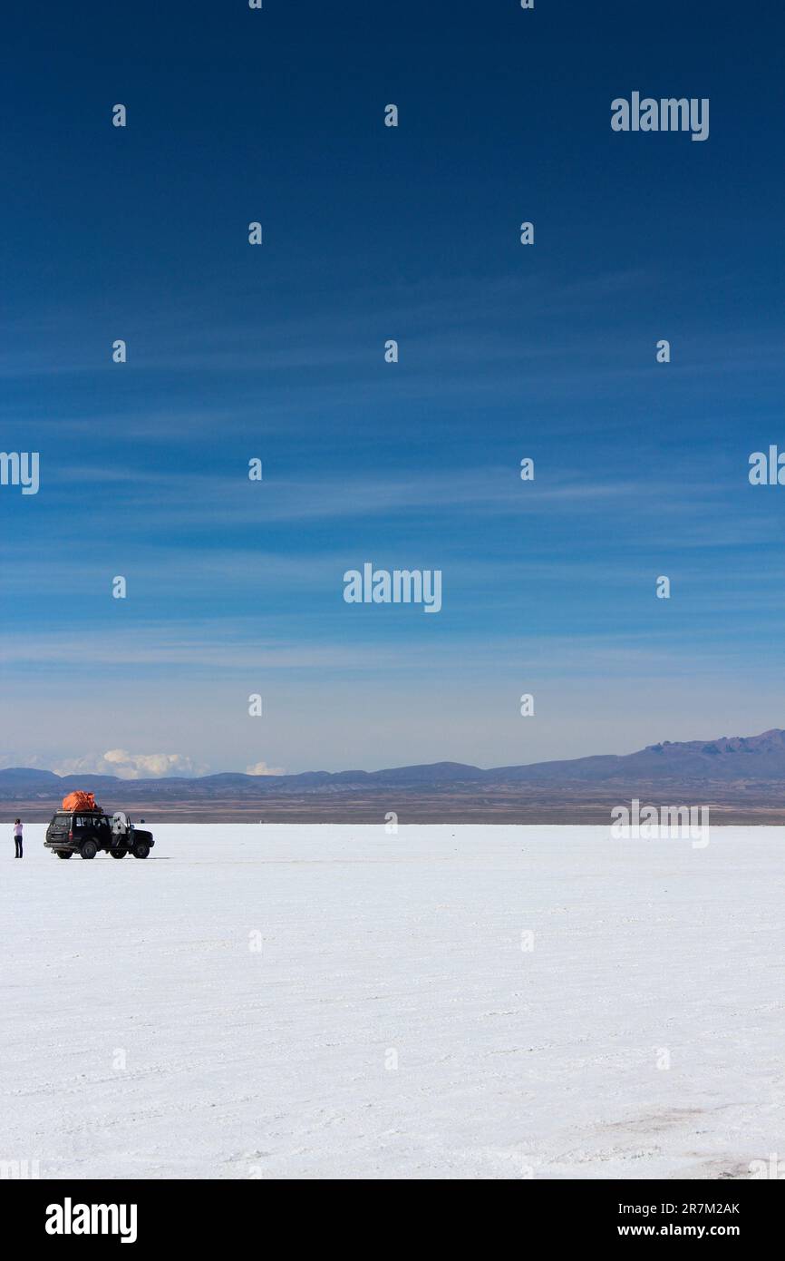 Roter Jeep in der Mitte des Salar de Uyuni, bolivianisches Hochland Stockfoto