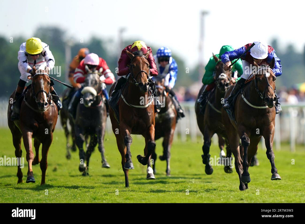 Harvanna Ride by Jockey Clifford Lee (rechts) gewinnt die Juddmonte British EBF-Stollen für Anfänger während des Junitentreffens auf der York Racecourse. Foto: Freitag, 16. Juni 2023. Stockfoto