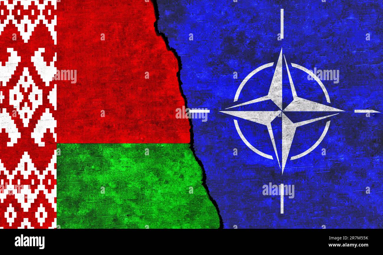 Weißrussland und NATO-Flagge mit Rissen an der Wand. Beziehungen zwischen Belarus und der NATO. NATO gegen Belarus Stockfoto