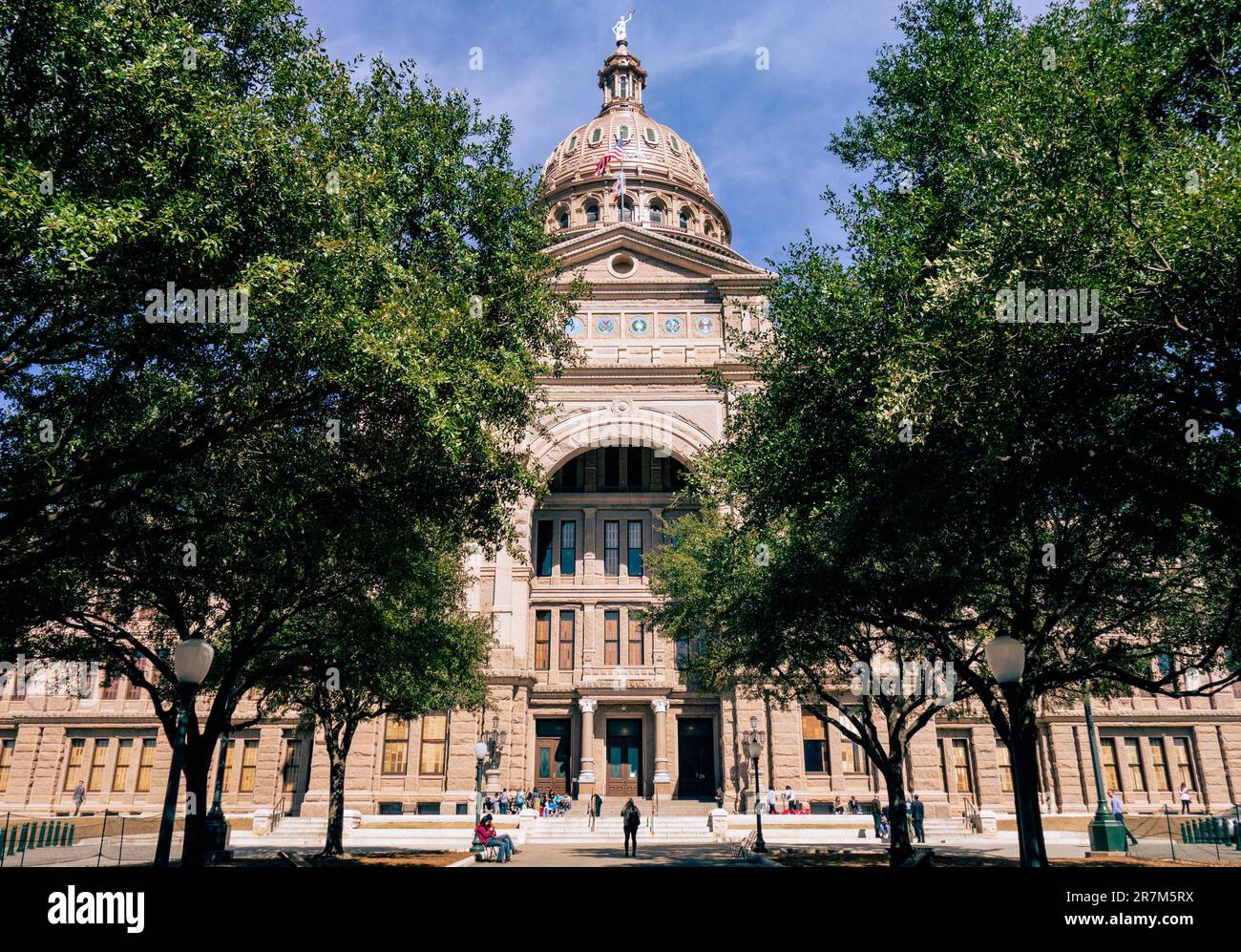 Dieses atemberaubende Foto zeigt das berühmte Texas Capitol Building in Austin an einem sonnigen Sommertag und zeigt seine beeindruckende Architektur und die wunderschöne sur Stockfoto