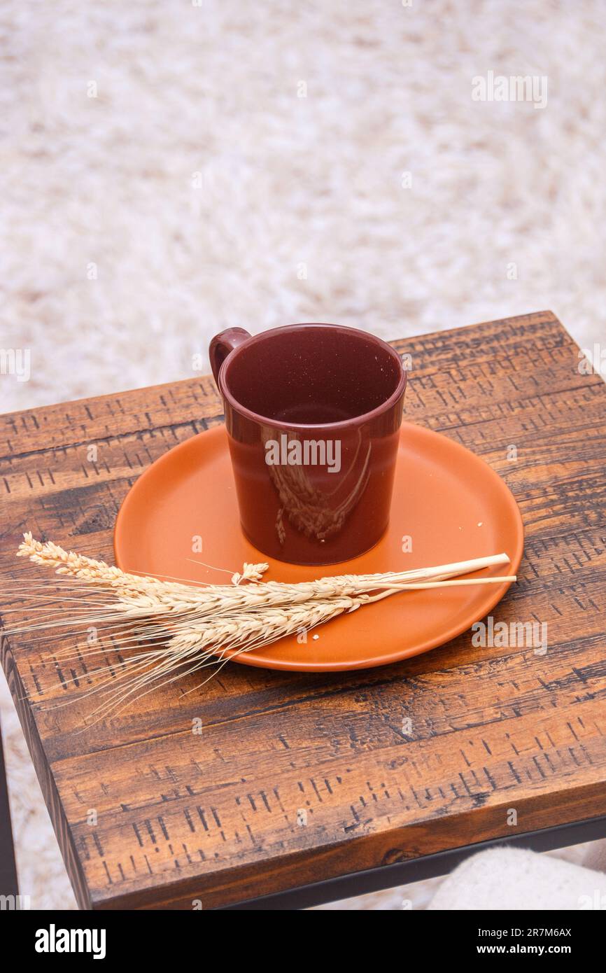 Tasse und Weizenzweig auf einem Tisch in Rio de Janeiro. Stockfoto