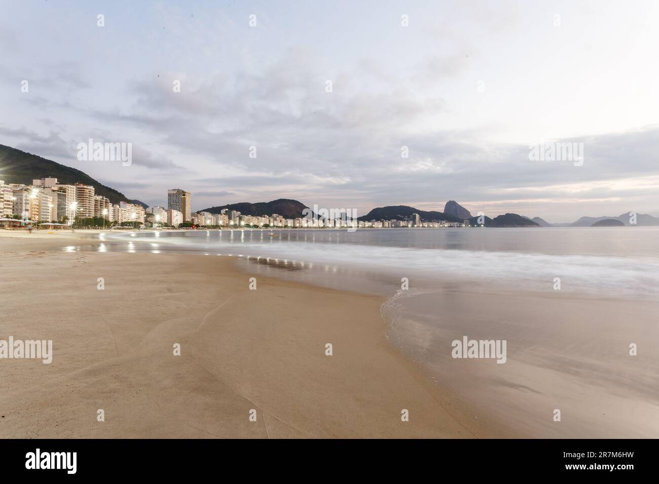Morgengrauen am Strand Copacabana in Rio de Janeiro, Brasilien. Stockfoto