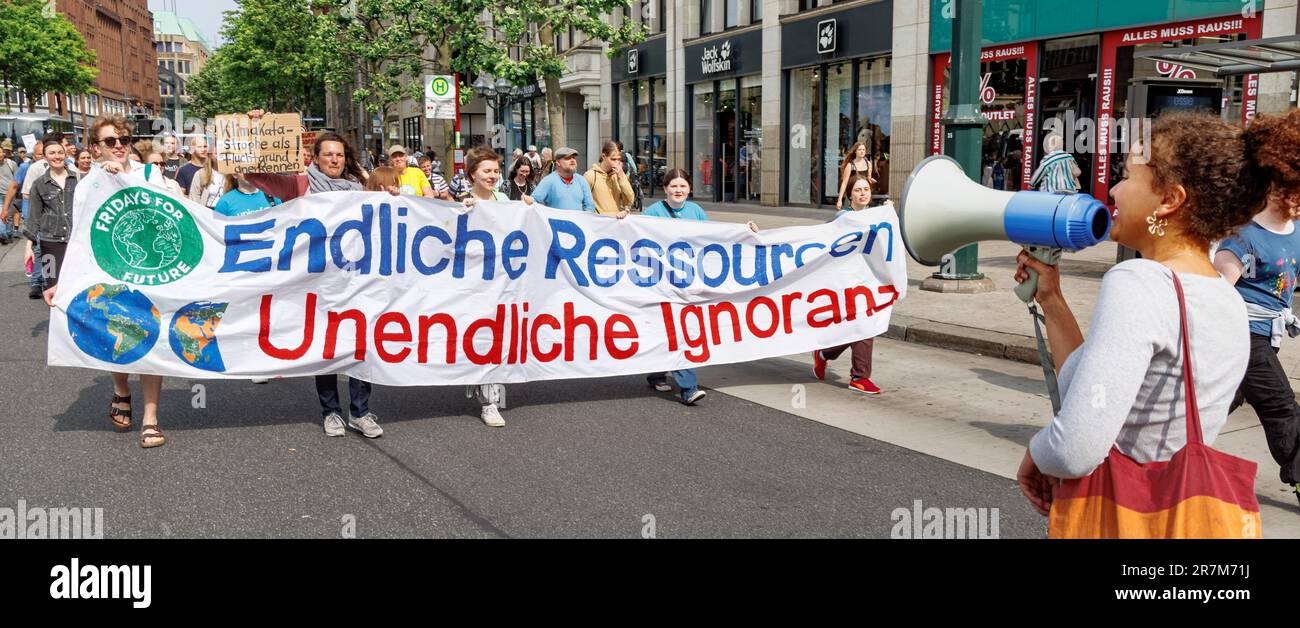 Hamburg, Deutschland. 16. Juni 2023. Demonstranten tragen ein Banner mit der Aufschrift "endliche Ressourcen, unendliche Unwissenheit" auf einem marsch vor den Freitagen für zukünftige Klimabewegungen. Kredit: Markus Scholz/dpa/Alamy Live News Stockfoto