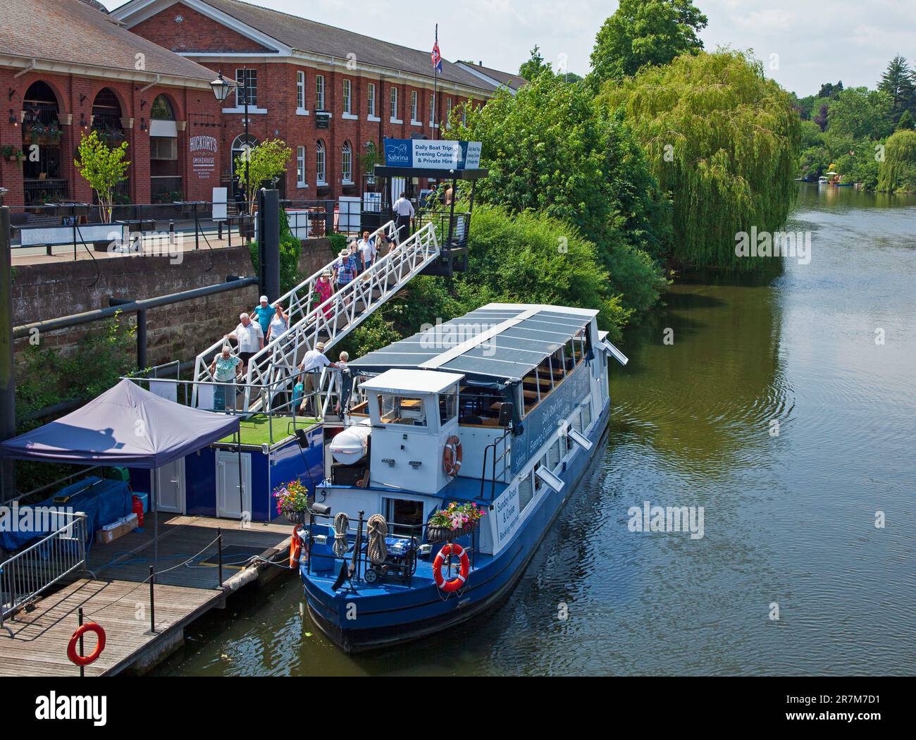 River Severn, Shrewsbury, England, Großbritannien. 16. Juni 2023 Abbildung: Leute, die das heiße Wetter genießen und sich am und auf dem Fluss Severn entspannen. Temperatur fast 30 Grad Celsius. Abbildung: Das Tourboot Sabrina nimmt Passagiere am Victoria Quay für einen Ausflug auf dem Fluss Severn mit. Kredit: Arch White/alamy Live News. Stockfoto