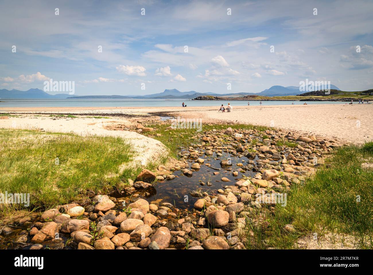 Ein sommerliches HDR-Landschaftsbild des unüberfüllten Mellon Udrigle Beach in der Nähe von Laide, Ross und Cromarty an der Westküste Schottlands. 10. Juni 2023 Stockfoto