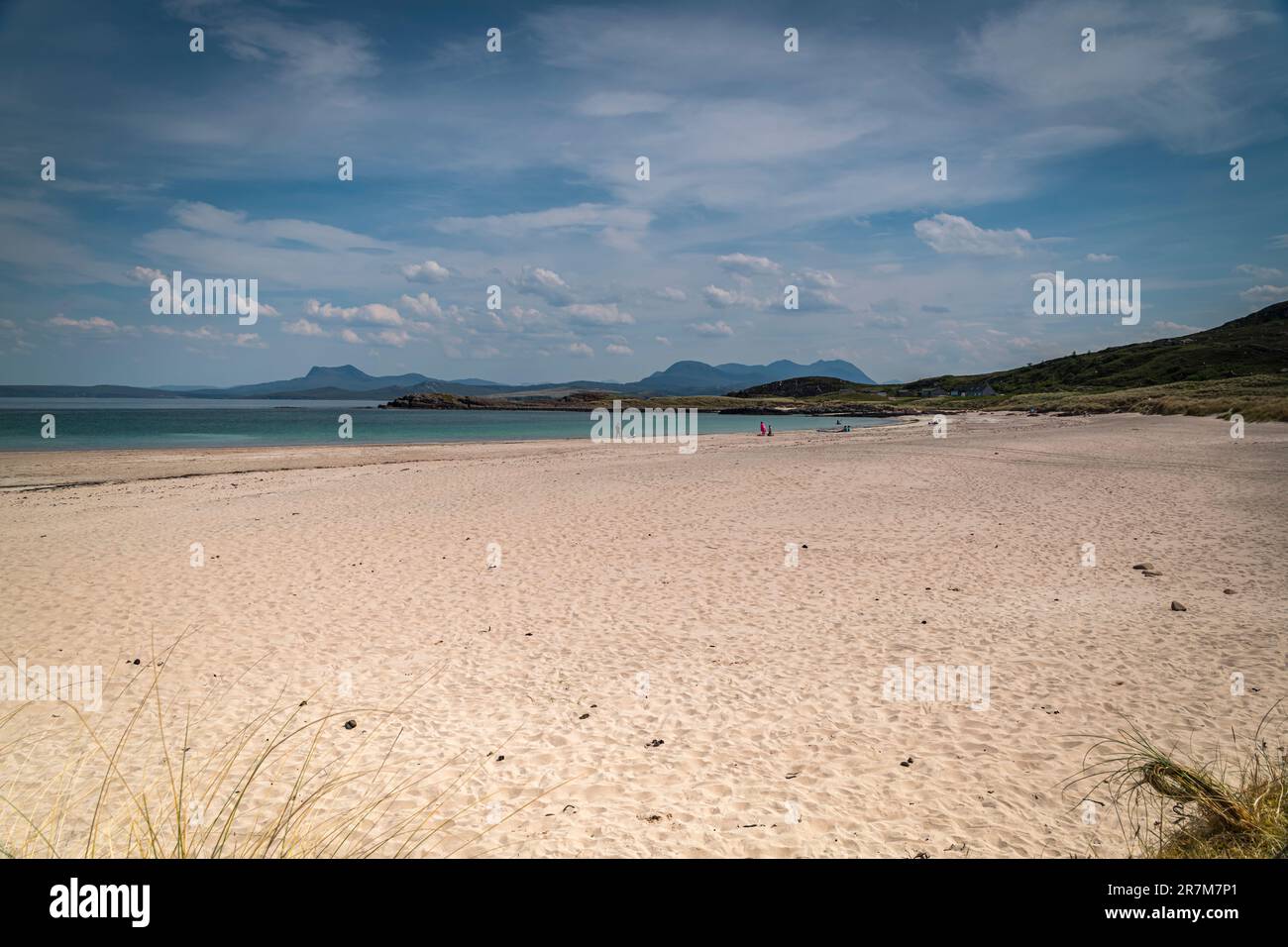 Ein sommerliches HDR-Landschaftsbild des unüberfüllten Mellon Udrigle Beach in der Nähe von Laide, Ross und Cromarty an der Westküste Schottlands. 10. Juni 2023 Stockfoto