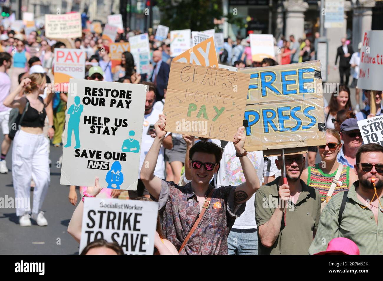 London, Großbritannien. 16. Juni 2023 Während des Streiks marschierten Ärzte der British Medical Association (BMA) vom Tavistock Square zum Parliament Square für die Kundgebung. Ärzte in ganz England streiken über Lohn und Bedingungen und verlangen eine Gehaltserhöhung. Kredit: Waldemar Sikora/Alamy Live News Stockfoto