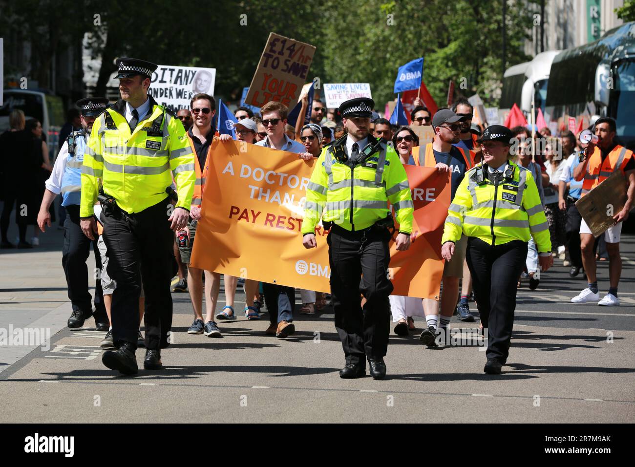 London, Großbritannien. 16. Juni 2023 Während des Streiks marschierten Ärzte der British Medical Association (BMA) vom Tavistock Square zum Parliament Square für die Kundgebung. Ärzte in ganz England streiken über Lohn und Bedingungen und verlangen eine Gehaltserhöhung. Kredit: Waldemar Sikora/Alamy Live News Stockfoto