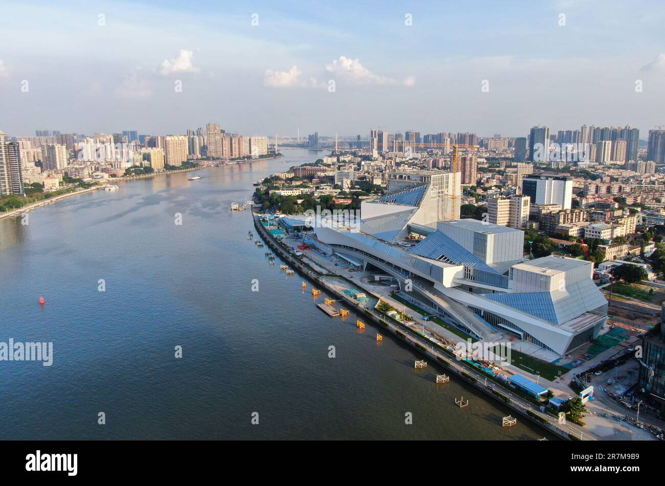 Guangzhou. 12. Juni 2023. Dieses Luftfoto wurde am 12. Juni 2023 aufgenommen und zeigt ein Kunstzentrum in Guangzhou, Südchina Provinz Guangdong. Guangzhou hat eine Geschichte von mehr als 2.000 Jahren. Die Stadt ist seit der Antike ein Ort der kulturellen Integration zwischen chinesischer und ausländischer Kultur. Sie hat die Offenheit und Inklusivität der chinesischen Kultur zum Ausdruck gebracht. Kredit: Deng Hua/Xinhua/Alamy Live News Stockfoto