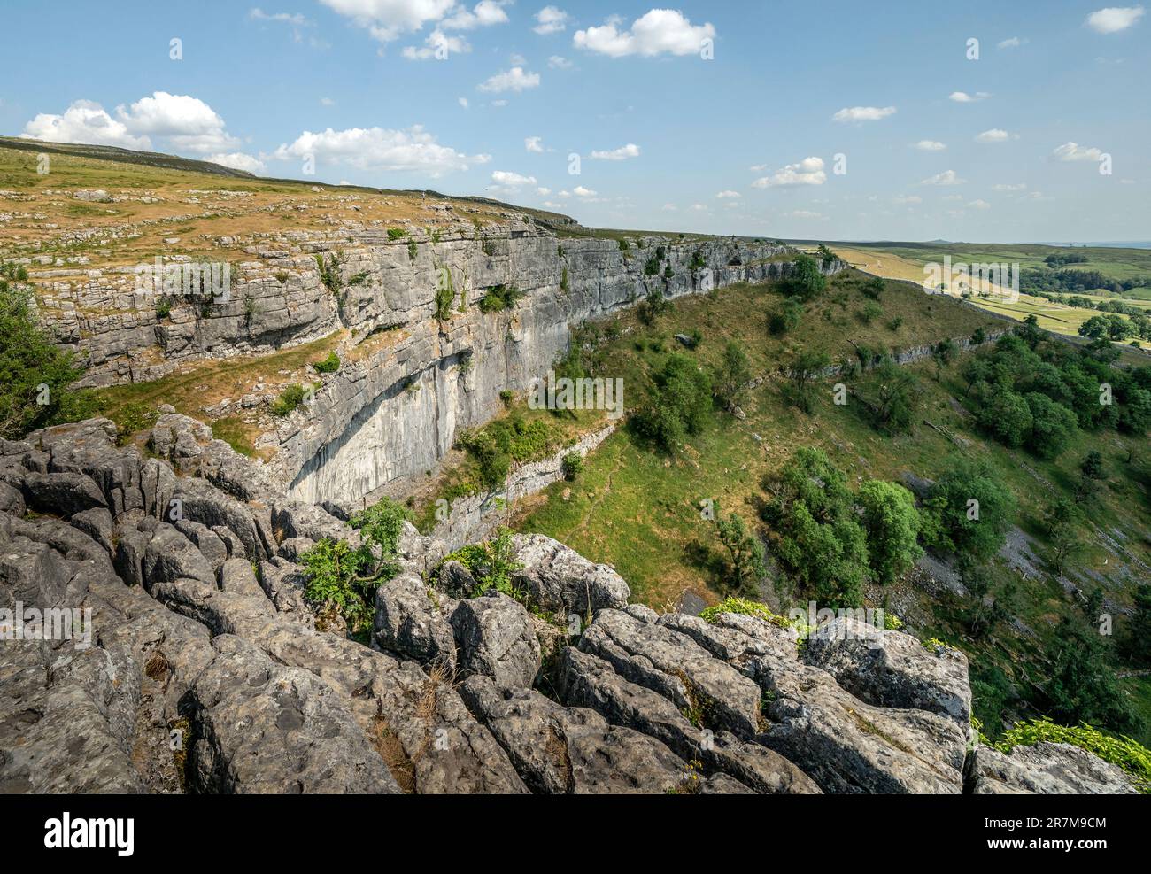 Ein Blick auf das Gebiet, das von Wanderfalken am Malham Cove im Yorkshire Dales National Park genutzt wird, ein Gebiet, das von der Royal Society for the Protection of Birds (RSPB) und der Yorkshire Dales National Park Authority (YDNPA) im Rahmen des Malham Peregrine Project betreut wird. Foto: Freitag, 16. Juni 2023. Foto: Freitag, 16. Juni 2023. Stockfoto