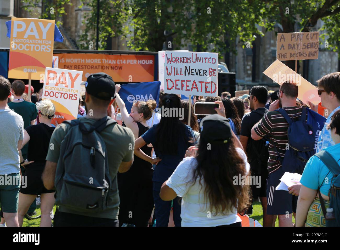 London, Großbritannien. 16. Juni 2023 Während des Streiks marschierten Ärzte der British Medical Association (BMA) vom Tavistock Square zum Parliament Square für die Kundgebung. Ärzte in ganz England streiken über Lohn und Bedingungen und verlangen eine Gehaltserhöhung. Kredit: Waldemar Sikora/Alamy Live News Stockfoto