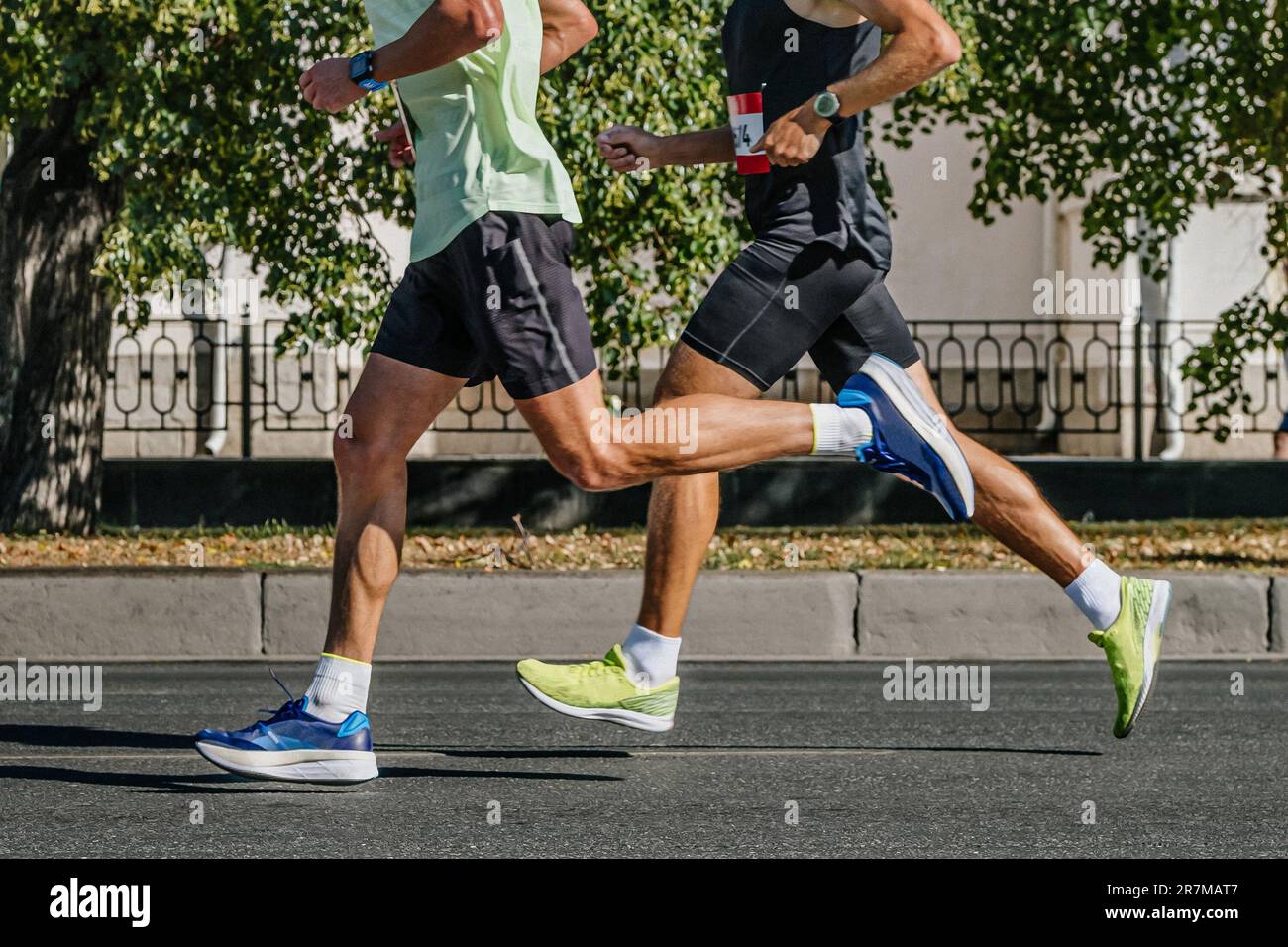Beine mit seitlichem Blick zwei männliche Läufer, die City Marathon Rennen, Sommersportspiele Stockfoto