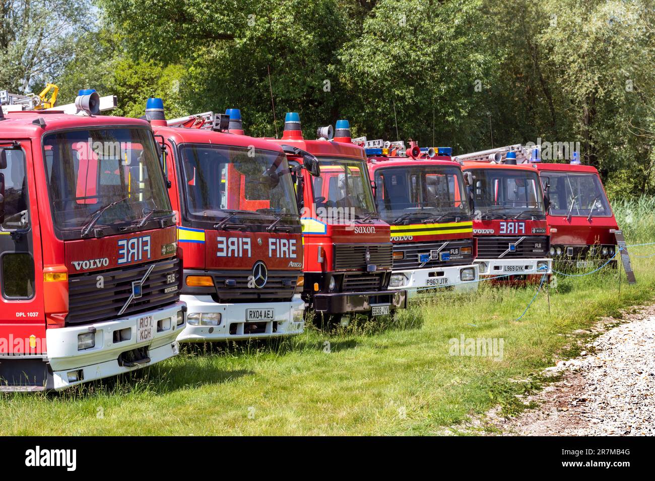 Oldtimer-Feuerwehrwagen, die zum Feuerwehrmuseum, Romsey, gehören, befinden sich vorübergehend in einem Lager, während sie auf einen geeigneten Ausstellungsort, Romsey, Großbritannien, warten Stockfoto