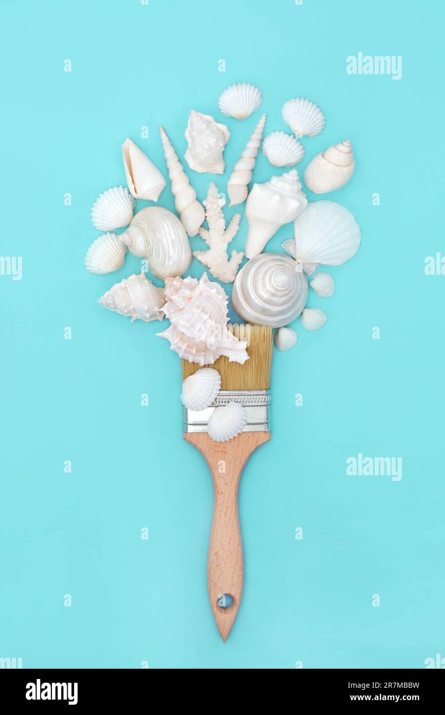 Abstraktes Muschelpinsel-Design auf pastelltürkisfarbenem Hintergrund. Natur Meeresleben Spaß surreale Sommergemälde Komposition. Stockfoto