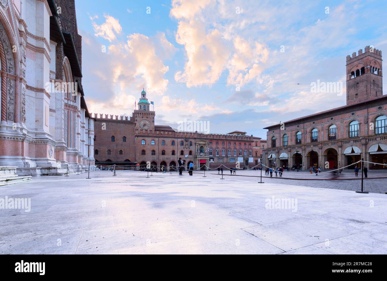 Bologna, Italien. Piazza Maggiore mit Torre dell'Orologio und Torre dell'Arengo, Wahrzeichen in der historischen Provinz Emilia-Romagna Stockfoto