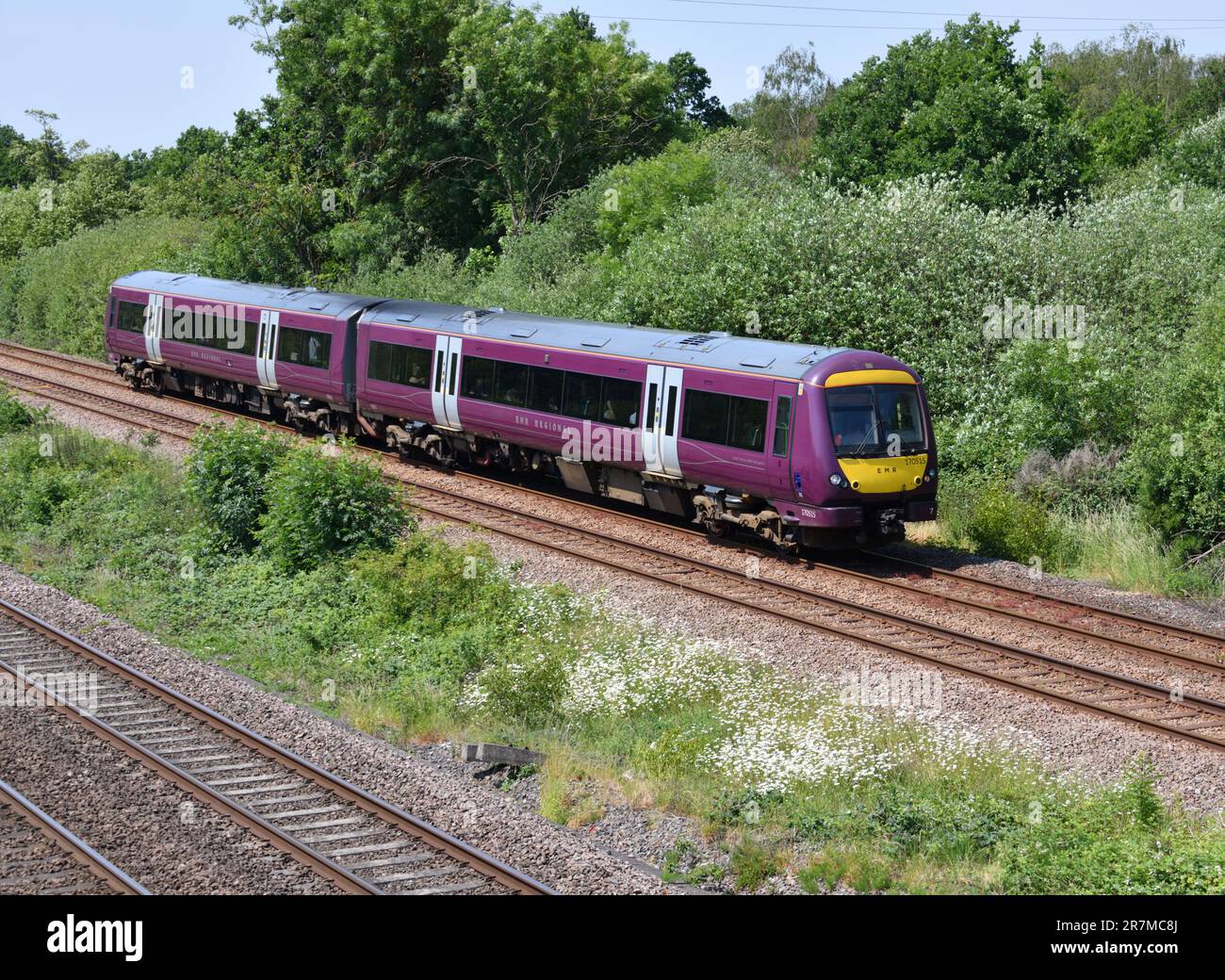 East Midlands Railway Turbostar 170515 nähert sich der Kreuzung North Stafford mit dem Zug 11:10 Crewe nach Newark Castle am 16. Juni 2023 Stockfoto