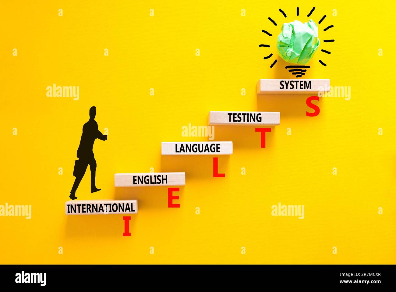 IELTS-Symbol. Konzeptbegriffe IELTS internationales englischsprachiges Prüfsystem auf Holzblock. Wunderschöner gelber Hintergrund. Business IELTS internati Stockfoto