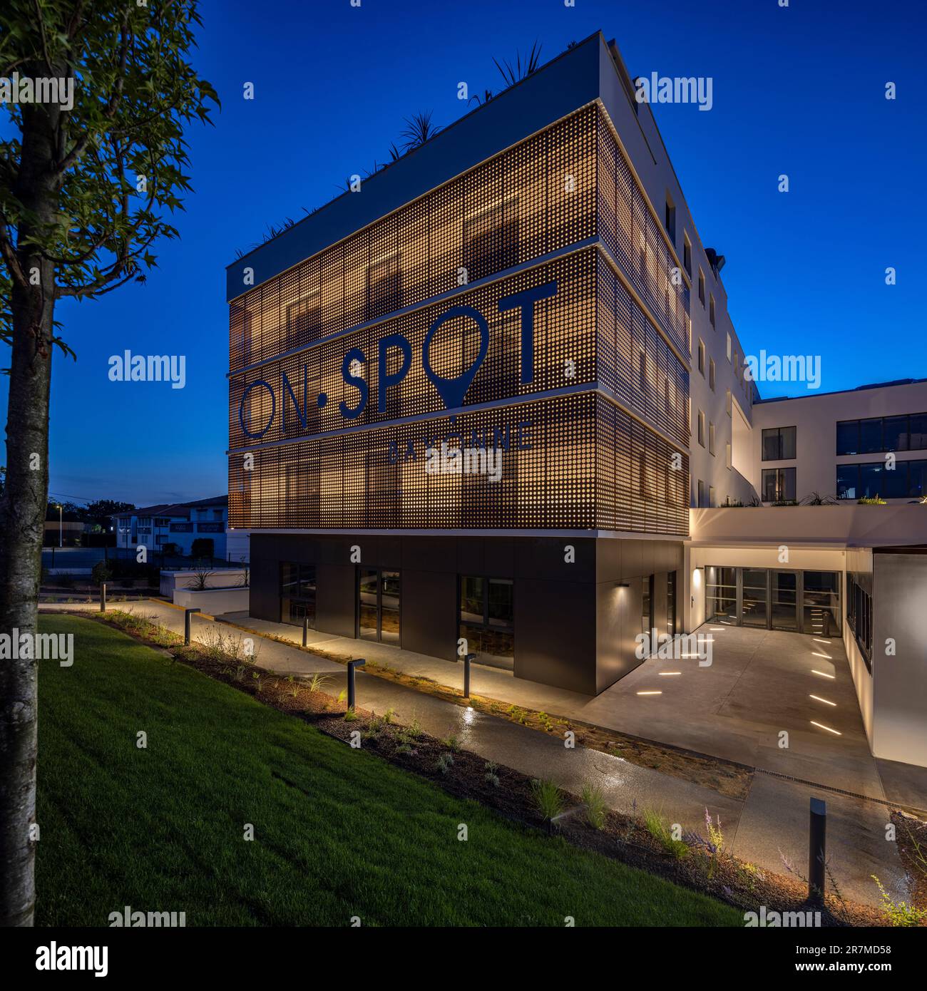 Nachtsicht auf den Bau vor ORT Bayonne, Bürogebäude mit Gemeinschaftsdiensten (Gemeinschaftsbereiche) im Baskenland (Bayonne, Frankreich). Stockfoto