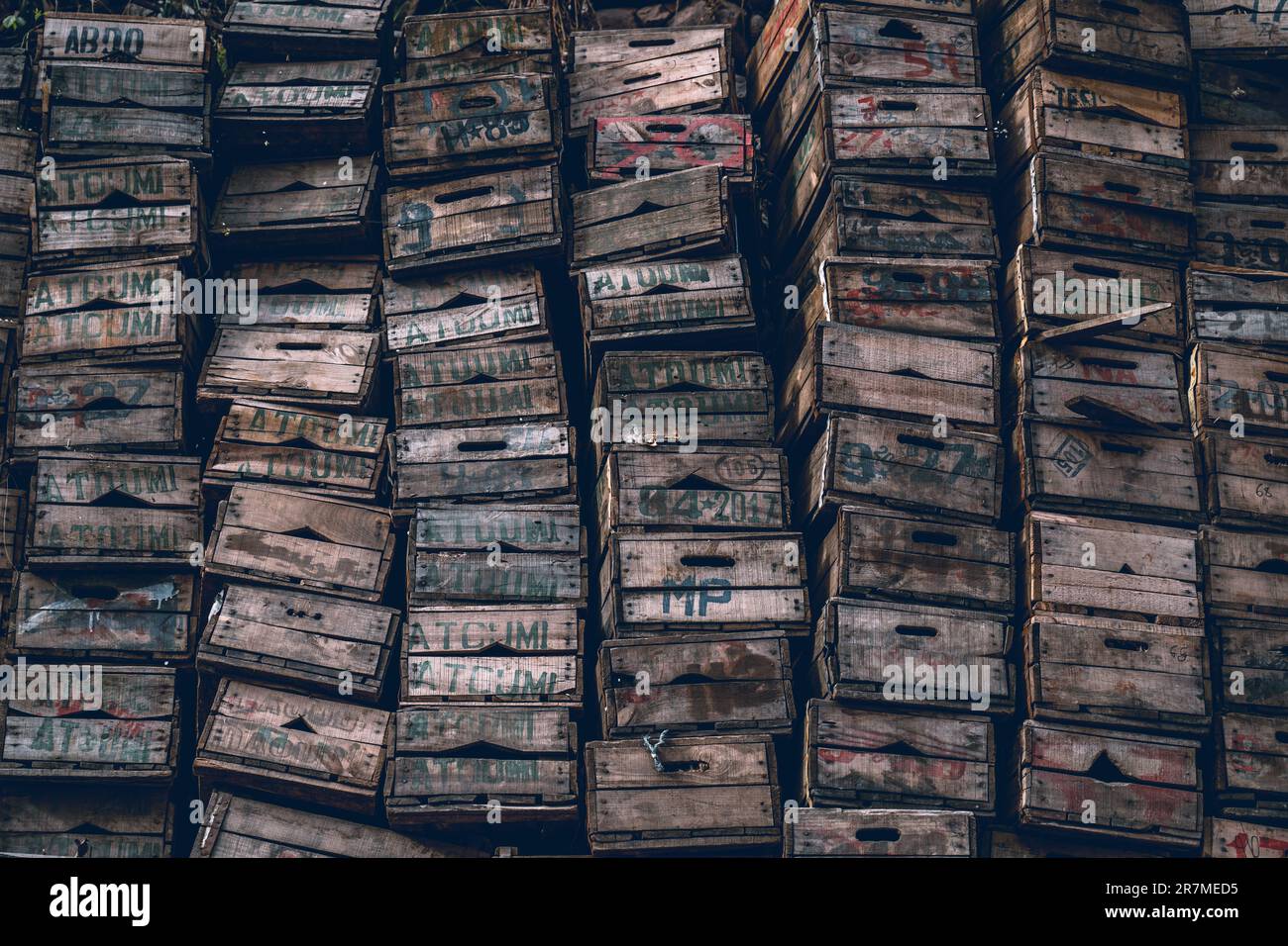Alte Holzkästen: Altmodisch und voller Charakter, alte Holzkästen bieten eine fesselnde Kulisse und strahlen nostalgischen Charme und rustikalen Charme aus. Stockfoto