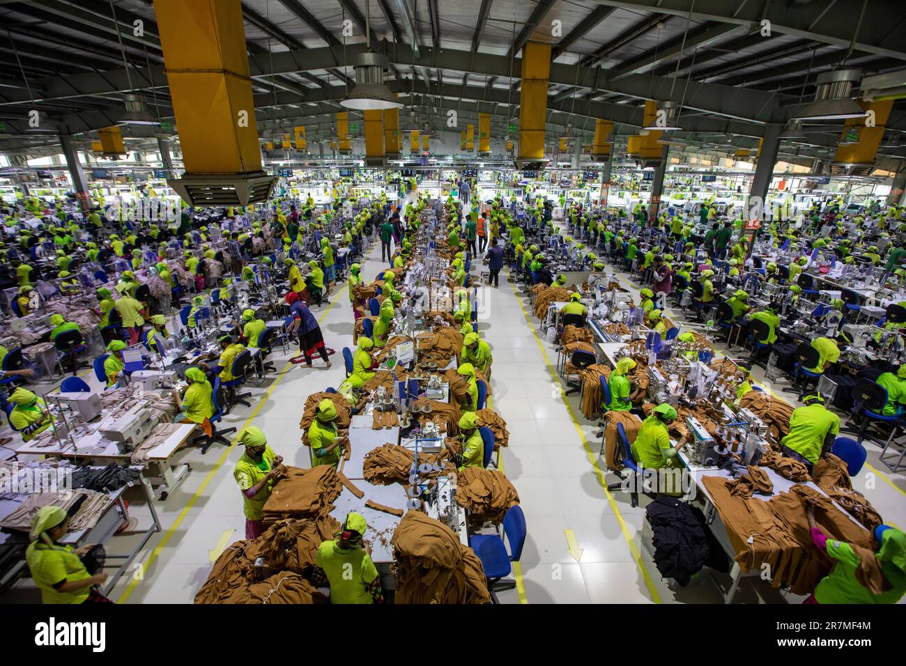 Arbeiter von Fertigkleidung (RMG), die in einer LEED-zertifizierten Fabrik für grüne Bekleidung in der Adamjee Export Processing Zone in Narayanganj, Bangladesch, arbeiten. Stockfoto