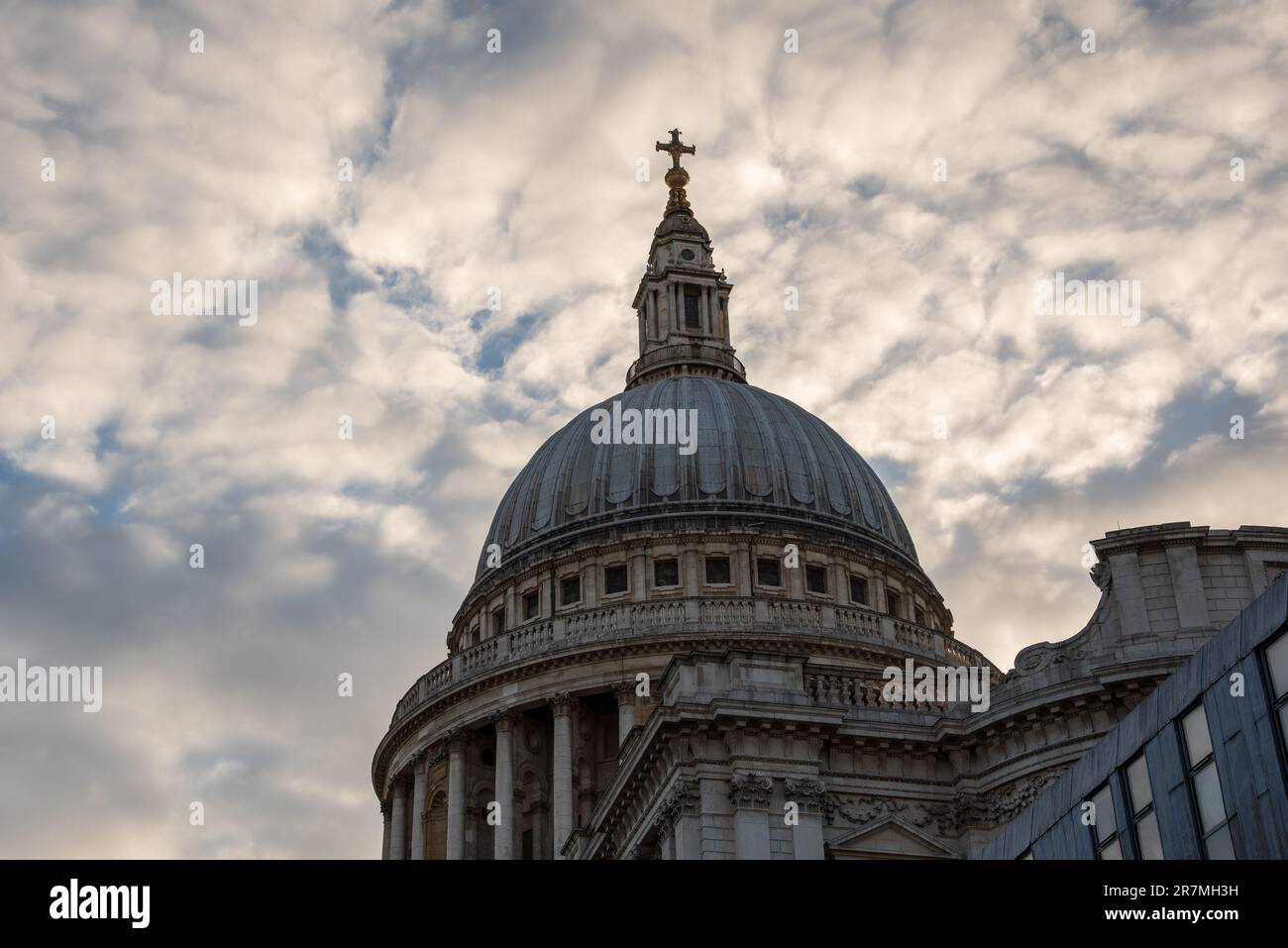 Atemberaubende Landschaft, Architekturblick in der Stadt London, Großbritannien im Frühling mit Wolken, bewölktem Hintergrundhimmel mit blauen Anklängen Stockfoto