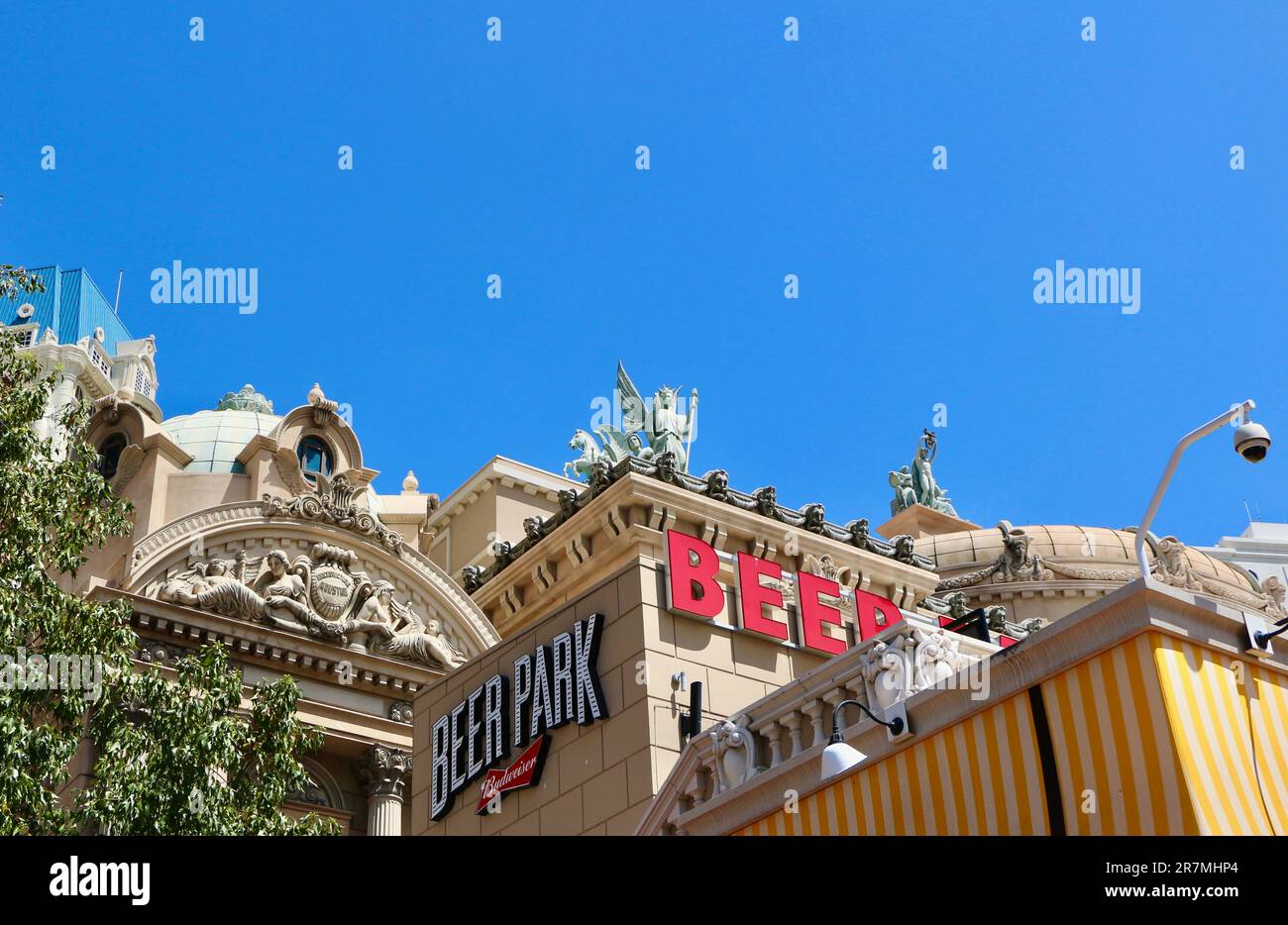 Bierpark-Schilder am Pariser Casino und Resort in der Nachmittagssonne Las Vegas Nevada USA Stockfoto