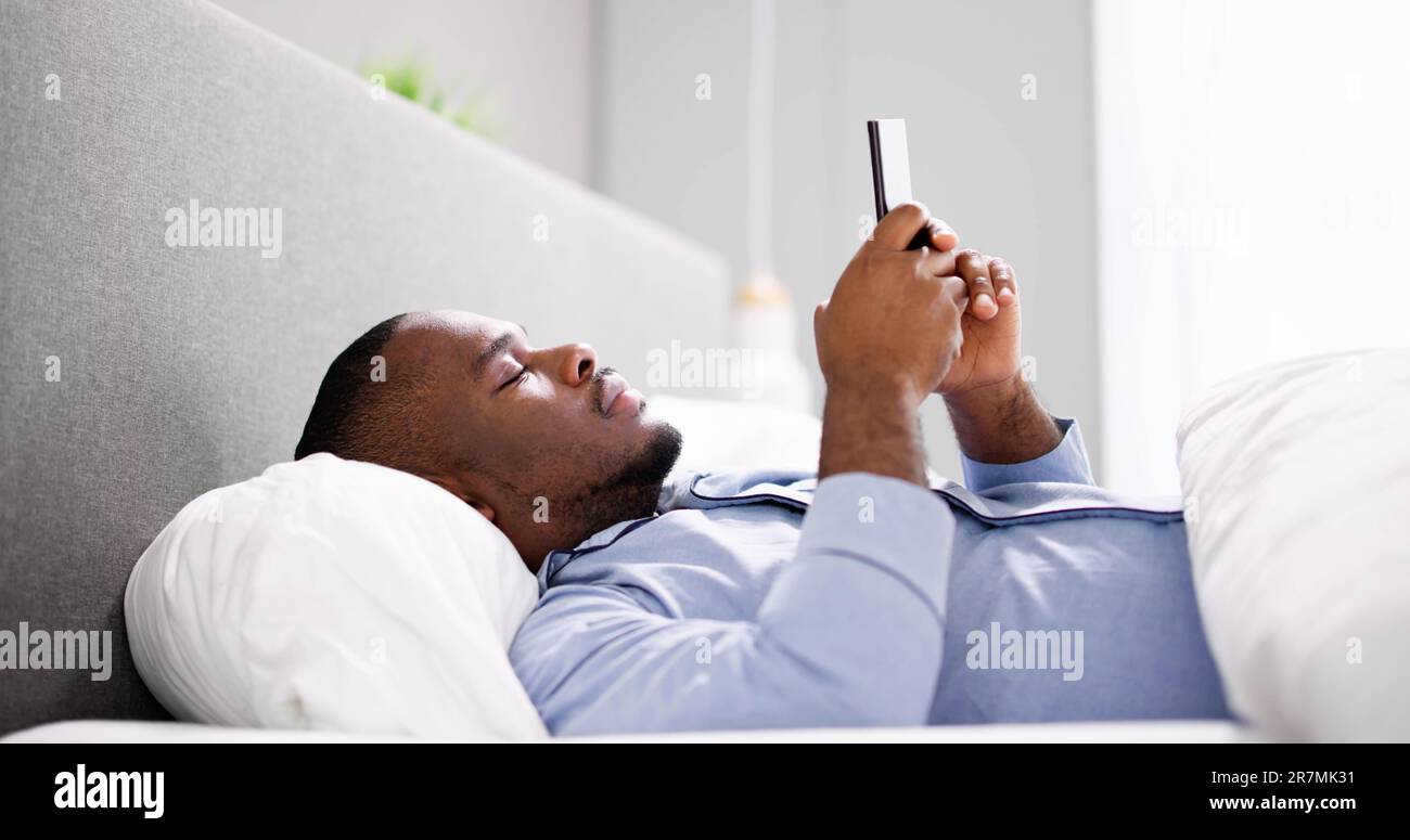 African Man Holding Smartphone Oder Handy Stockfoto