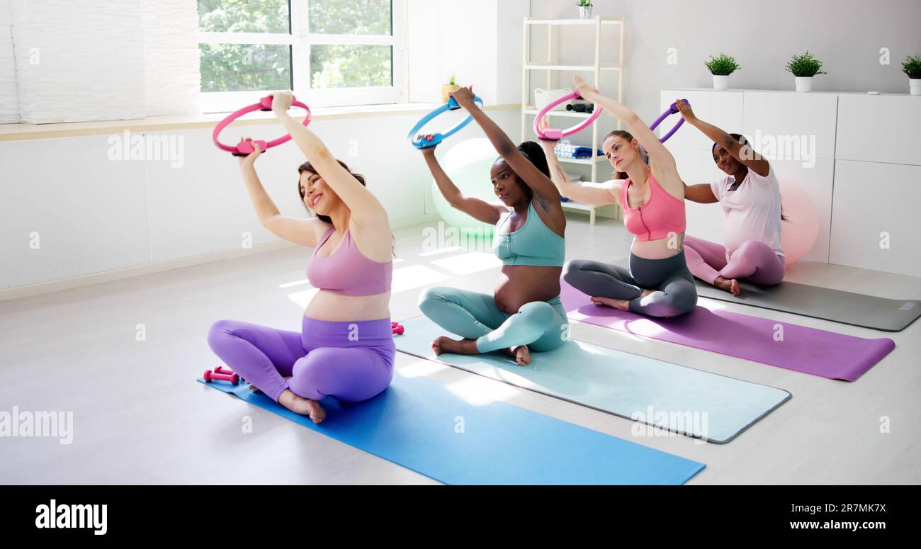 Training Mit Dem Pilates Ring Im Fitnessstudio. Pränatale Schwangerschaftsgymnastik Stockfoto