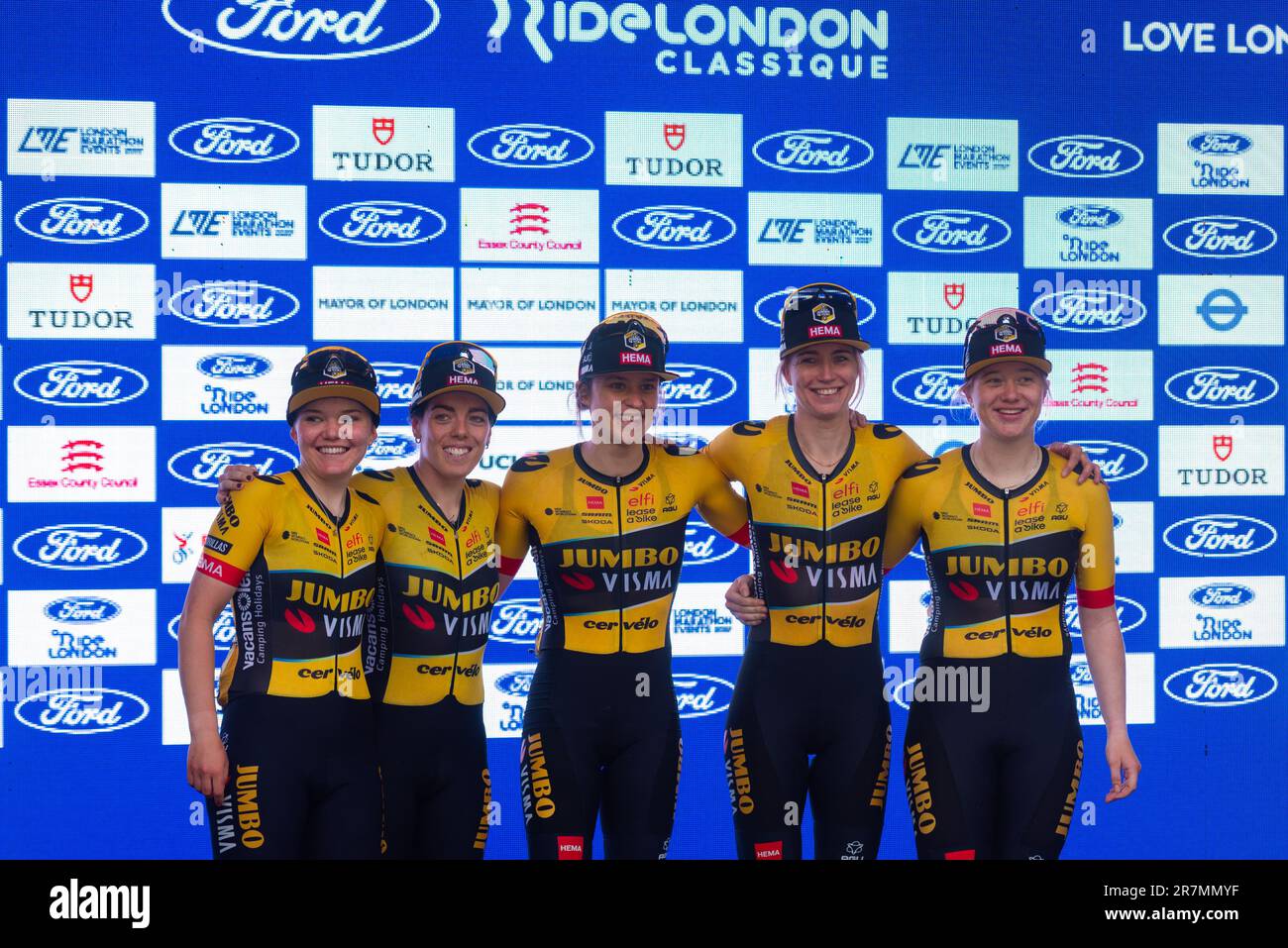 Team Jumbo Visma feiert das Siegerteam „Best Team“ beim Classique UCI Women's WorldTour Road Race, Etappe 3 des Ford RideLondon 2023 Stockfoto