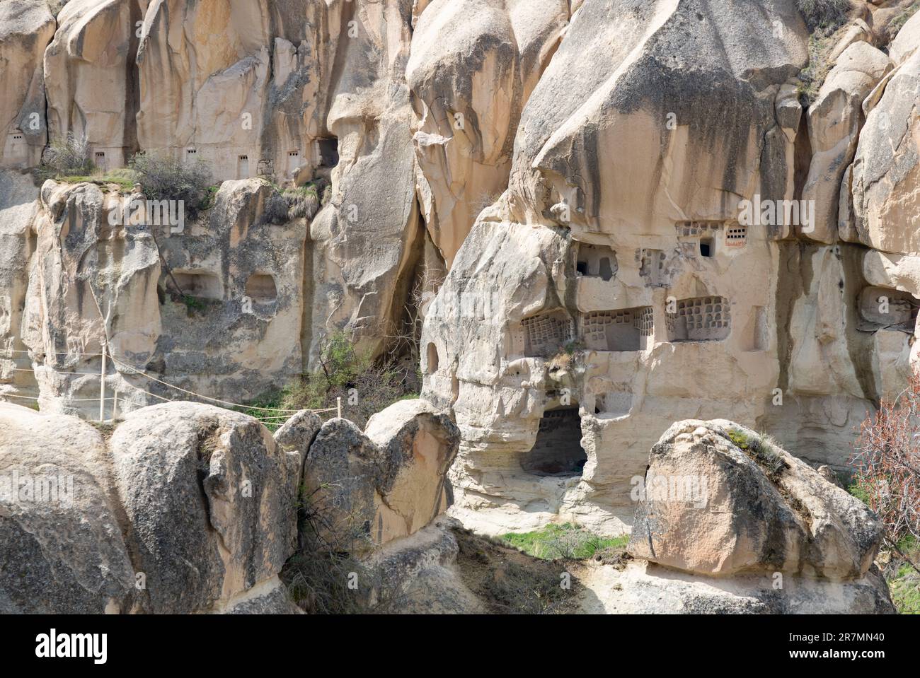 Ein Bild der felsigen Fassaden des historischen Nationalparks Goreme in der Nähe des Freiluftmuseums Goreme. Stockfoto