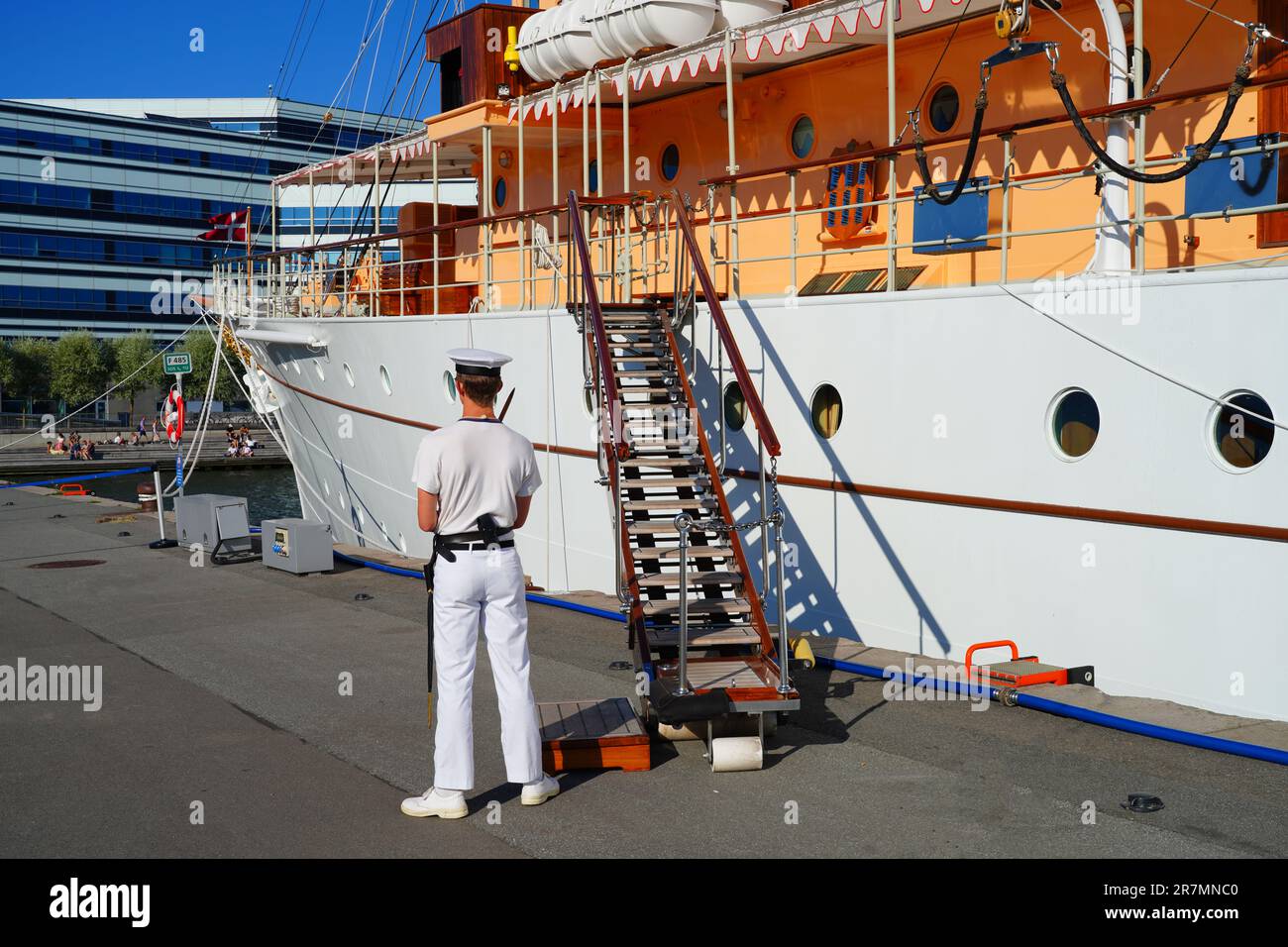 AARHUS, DÄNEMARK -25. AUGUST 2022 - Blick auf Dannebrog, Yacht Ihrer dänischen Majestät (A540), Residenz auf See von Königin Margrethe II von Dänemark und Mitglieder Stockfoto