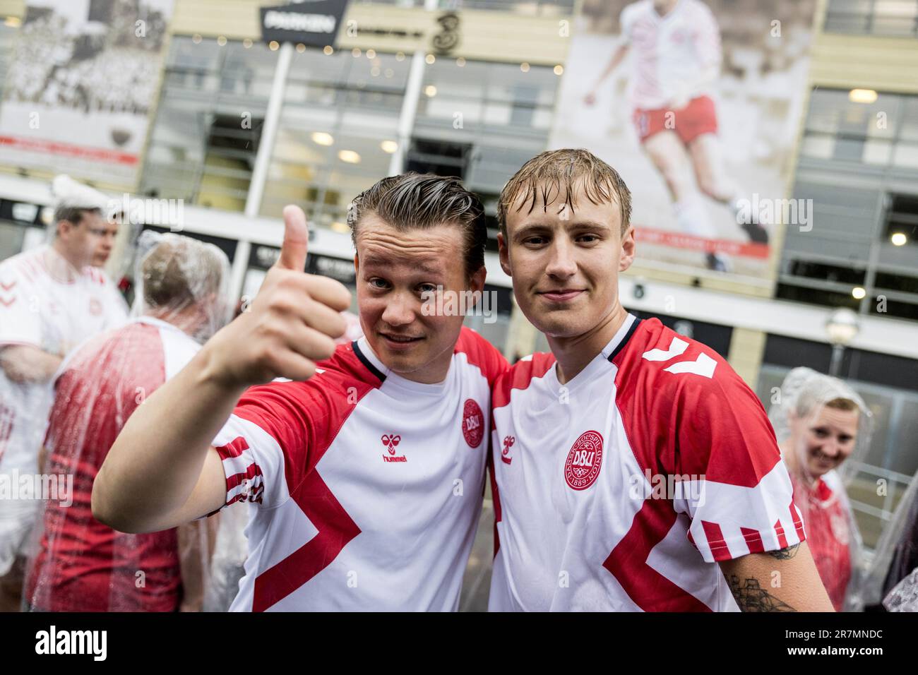 Kopenhagen, Dänemark. 16. Juni 2023. Dänische Fußballfans kommen vor dem Qualifikationsspiel UEFA Euro 2024 zwischen Dänemark und Nordirland im Parkhaus in Kopenhagen ins Stadion. (Foto: Gonzales Photo/Alamy Live News Stockfoto