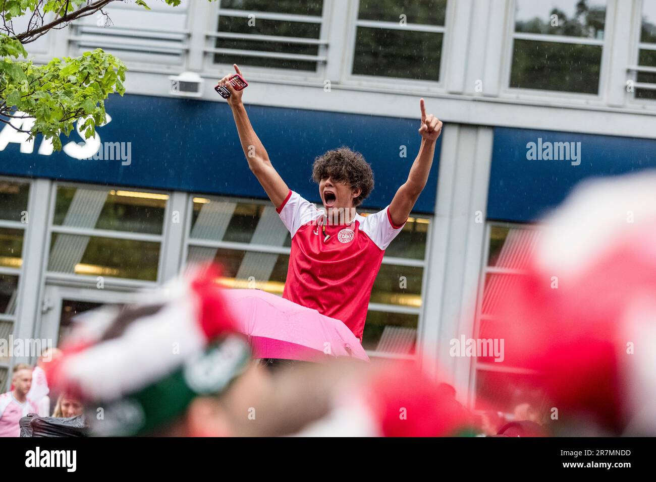 Kopenhagen, Dänemark. 16. Juni 2023. Dänische Fußballfans kommen vor dem Qualifikationsspiel UEFA Euro 2024 zwischen Dänemark und Nordirland im Parkhaus in Kopenhagen ins Stadion. (Foto: Gonzales Photo/Alamy Live News Stockfoto