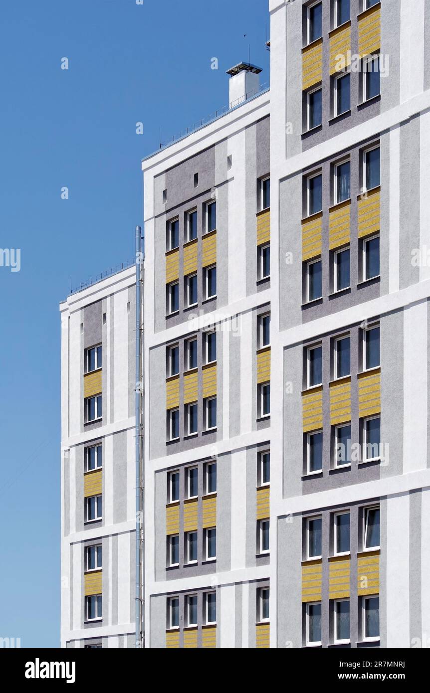 Modernes Apartmentgebäude mit Paneelen, Kunststofffenstern und isolierten Wänden Stockfoto